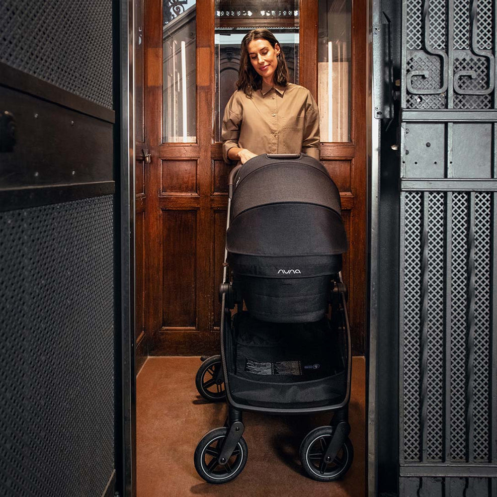 Carucior Nuna cu roti pivotante 360° SWIV Granite