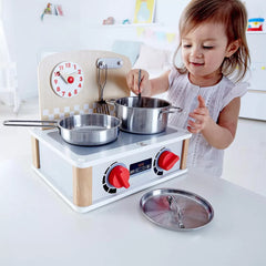 Mini bucatarie Hape din lemn, cu accesorii din inox